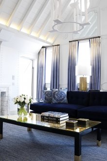 Ο συνδυασμός γκρι και μπλε στο εσωτερικό του καθιστικού