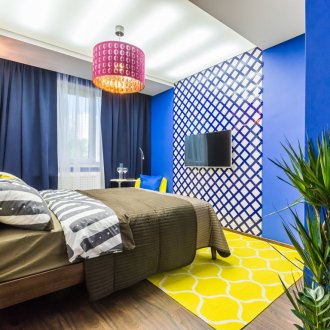 Φωτεινό μπλε και κίτρινο τόνους στην κρεβατοκάμαρα