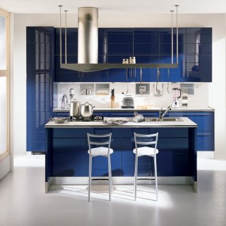 Μπλε γυαλιστερή κουζίνα