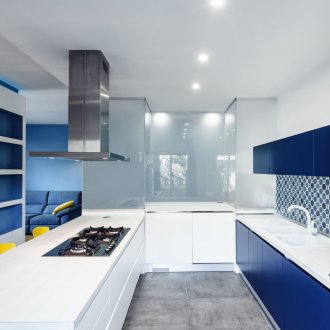 Μπλε και άσπρη κουζίνα με κίτρινες καρέκλες