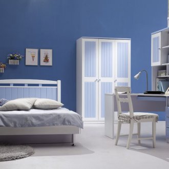 Μπλε, κυανό και άσπρο χρώμα σε παιδικό δωμάτιο