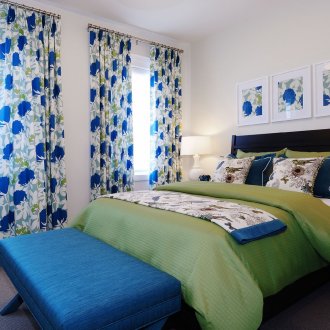 Μπλε προφορά σε μια φωτεινή κρεβατοκάμαρα