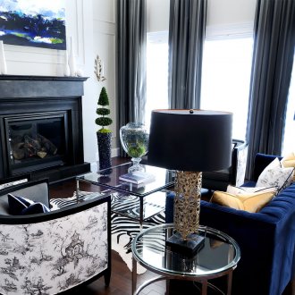 Μπλέ καναπές στο σαλόνι του σύγχρονου στυλ