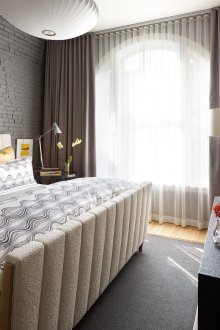 Διακόσμηση με κουρτίνες ενός μεγάλου τοξοειδούς παραθύρου