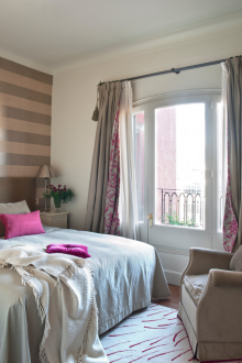 Καταχώριση με κουρτίνες μιας εξόδου σε μπαλκόνι