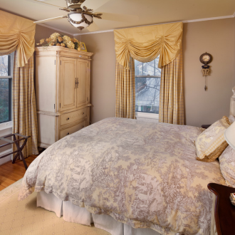 Μπεζ κουρτίνες με λουλούδια στο υπνοδωμάτιο