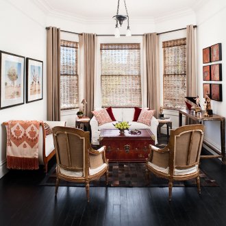 Συνδυασμός κουρτινών για διακόσμηση παραθύρων στο σαλόνι