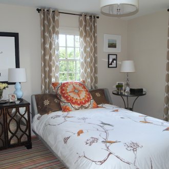 Κρεμώδεις λευκές κουρτίνες στο υπνοδωμάτιο