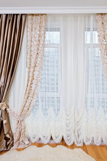 Τούλι με κεντήματα και σατέν κουρτίνες στο εσωτερικό του υπνοδωματίου