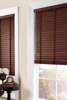 Καφέ περσίδες παραθύρων