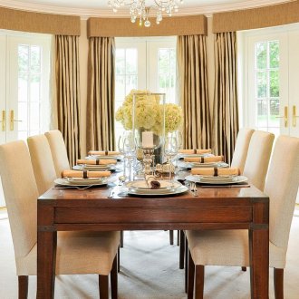 Παράθυρο διακόσμηση με μπεζ κουρτίνες με lambrequins στην τραπεζαρία