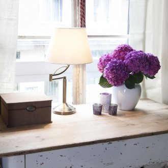 Παράθυρο διακόσμηση με λουλούδια