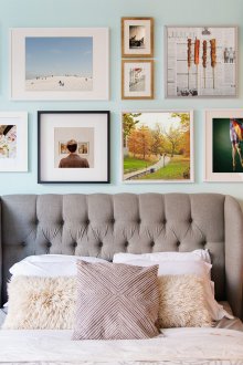 Εικόνες σε διάφορα πλαίσια στο υπνοδωμάτιο