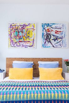 Αφηρημένο φωτεινό μοτίβο πάνω από το κρεβάτι