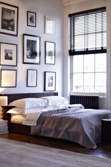 Εικόνες πάνω από το κρεβάτι σε μαύρα και άσπρα πλαίσια