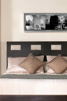 Φωτογραφία σε ένα πλαίσιο κάτω από γυαλί με μια εικόνα της πόλης