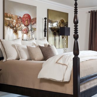 Αφηρημένα έργα ζωγραφικής στο εσωτερικό του υπνοδωματίου