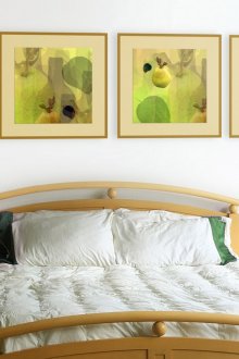 Εικόνες φρούτων και χόρτων πάνω από το κεφάλι του κρεβατιού