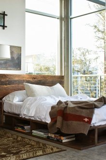 Αντίκα εικόνα πάνω από το κρεβάτι στο εσωτερικό ενός φωτεινού υπνοδωματίου