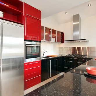 Λευκοί τοίχοι και κόκκινη και μαύρη κουζίνα υψηλής τεχνολογίας