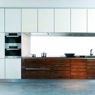 Καφέ και άσπρη κουζίνα υψηλής τεχνολογίας