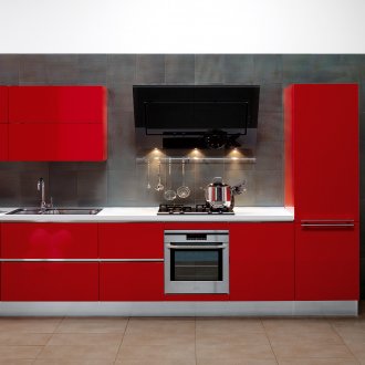 Μικρή κόκκινη κουζίνα υψηλής τεχνολογίας