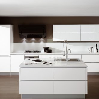 Υψηλής τεχνολογίας κουζίνα με καφέ τοίχους.