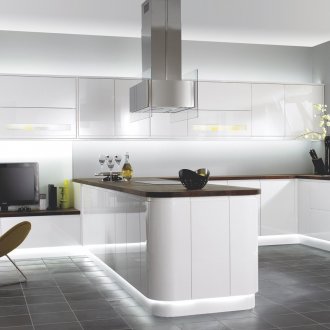 Λευκή υψηλής τεχνολογίας κουζίνα με καφέ πάγκο