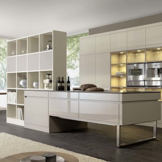 Υψηλής τεχνολογίας γυαλιστερή μπεζ κουζίνα.