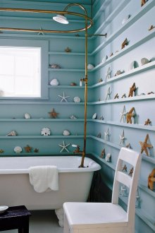 Θαλασσινό μπάνιο με όμορφα κοχύλια