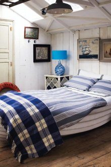 Ντους με σοφίτα στο ναυτικό στυλ με κρεβάτι σε σχήμα σκάφους