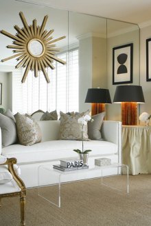 Καθρέφτης τοίχου σε ένα καθιστικό με λευκούς τοίχους