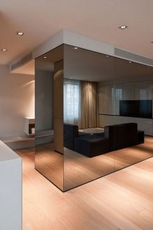 Σκούρο τοίχο καθρέφτη στο διαμέρισμα