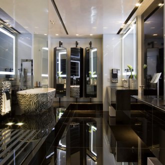 Μεγάλο μπάνιο με πολλές επιφάνειες με καθρέφτες