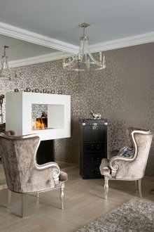 Καθρέφτης στο καθιστικό με τζάκι