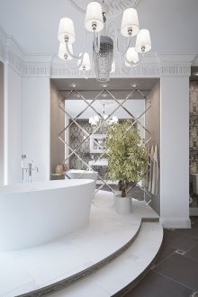 Οπίσθιο καθρέφτη σε ένα ευρύχωρο μπάνιο