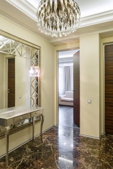 Μεγάλο κάτοπτρο στο πλαίσιο στο εσωτερικό του διαδρόμου