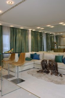 Καθρέφτης στο καθιστικό με μπαρ για πρωινό