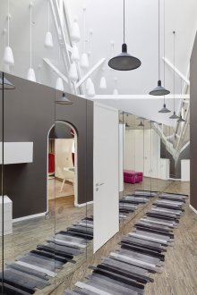 Τείχος καθρέφτη στο διάδρομο