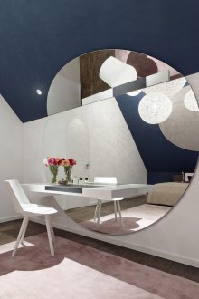 Κομψό στρογγυλό καθρέφτη στο εσωτερικό