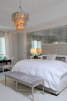 Τοίχος καθρέφτη σε φωτεινό υπνοδωμάτιο