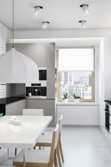 Λευκός πολυέλαιος και προβολέας σε μια μοντέρνα κουζίνα