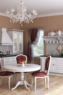 Φωτεινό πολυέλαιο σε μια κλασική κουζίνα