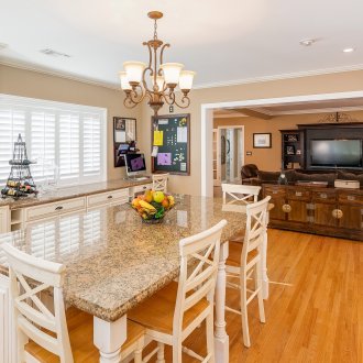 Καφέ πολυέλαιος σε μια κλασική κουζίνα