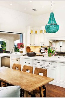 Γυάλινο σμαραγδένιο πολυέλαιος στην κουζίνα σε στυλ provence