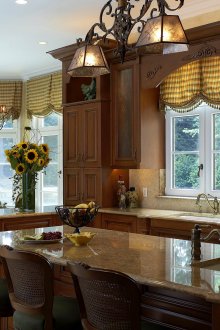 Όμορφος πολυέλαιος από σφυρήλατο σίδερο για την κουζίνα