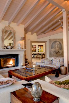 Φωτεινό σαλόνι με τζάκι σε στιλ σαλέ