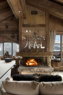 Καθιστικό με τζάκι και ξύλινα έπιπλα σαλέ