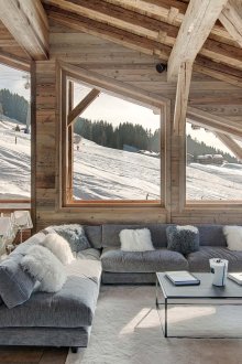 Καθιστικό με μεγάλα παράθυρα σε στιλ σαλέ