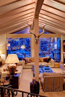 Μεγάλο σαλόνι-style σαλόνι με άφθονο φωτισμό